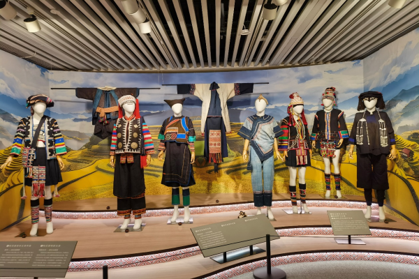 探索哈尼族服饰之美 感受文化交融魅力 | 校园小记者走进上海市历史博物馆