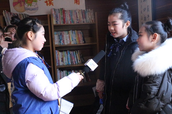 图为新华小记者采访学校同学.JPG