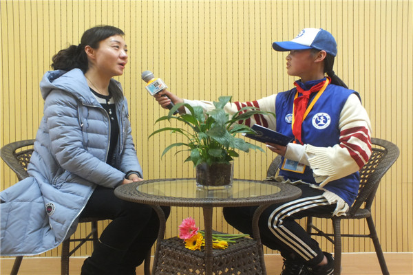 图为：新华小记者郭韶瑞体验采访下园小学校长于珂.JPG
