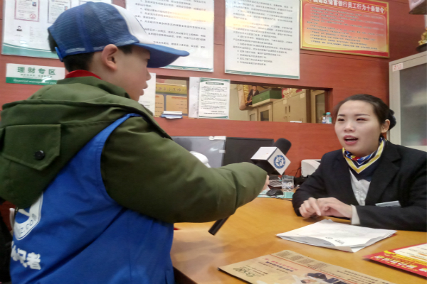 图为：新华小记者体验采访邮政银行大堂经理穆雅文.jpg