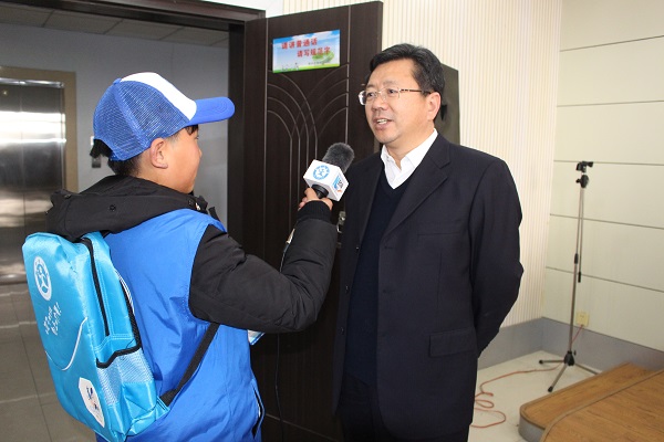 图为：新华小记者体验采访禹州市教体局局长陈凯民.JPG