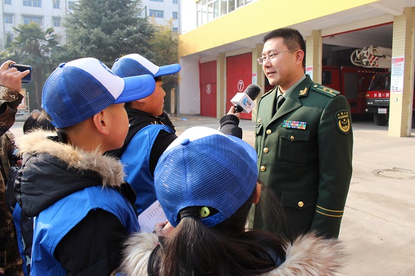新华小记者体验采访禹州市公安消防大队大队长王皓.JPG