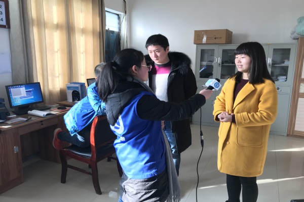 图3为（1）：新华小记者体验采访邓州市气象局气象台副台长杨芽.jpg