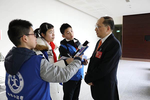 图为新华小记者采访力康生物医疗科技控股有限公司董事长兼总裁沈钦华.JPG