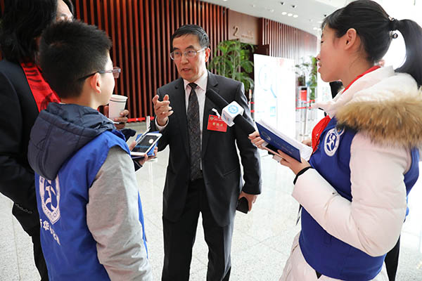 图为新华小记者采访政协上海市虹口区第十三届委员会常委张蓉伟.JPG