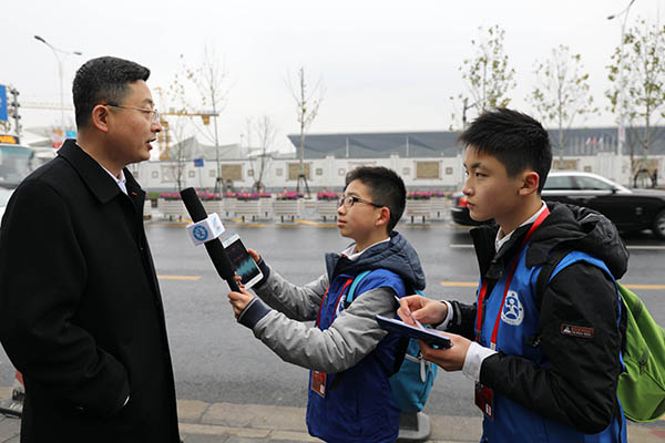 图为新华小记者采访政协委员、上海科学院副院长曹阿民.JPG