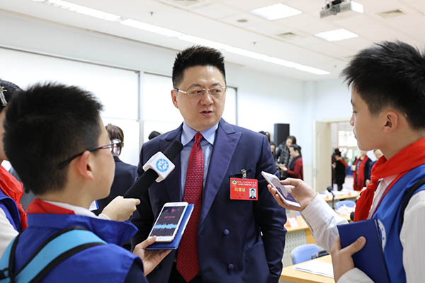 图为新华小记者采访政协委员、上海文广电视台主持人金炜.JPG
