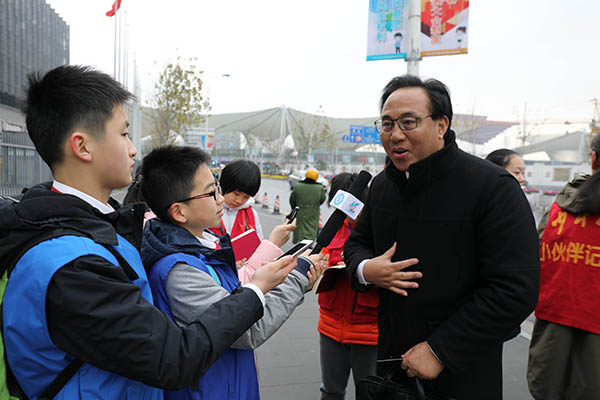 图为新华小记者采访政协委员、上海中青年知识分子联谊会副会长吴玉华.jpg