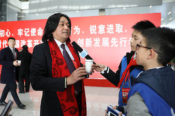 图为新华小记者采访中奥文化交流中心主席、上海市罗溪画院院长陆志德.JPG