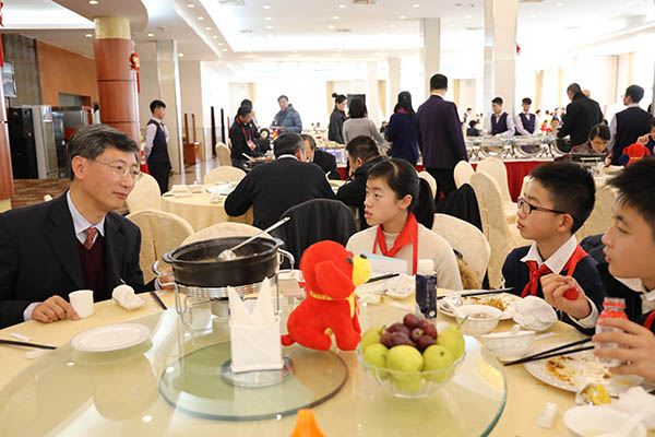 图为新华小记者与十二届市政协文史资料委员会主任马建勋交谈.jpg