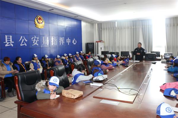 公安局110指挥中心副主任董西军在给小记者上安全教育课.JPG
