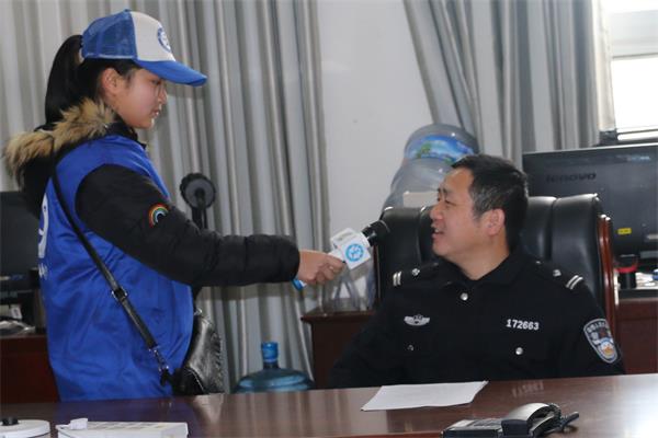 新华小记者体验采访公安局110指挥中心副主任董西军.JPG
