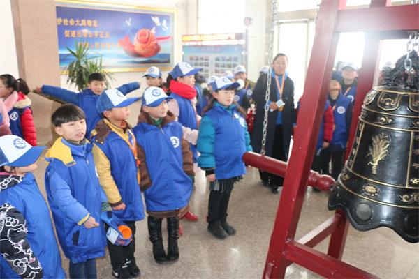 新华小记者在观看警钟.JPG