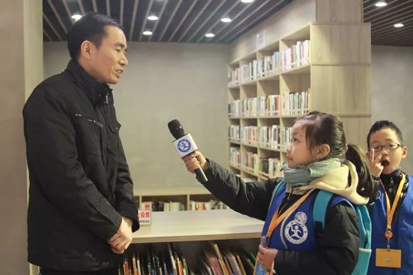 新华小记者采访平湖市图书馆副馆长杨贤林.png