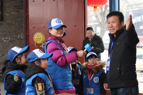 1517298475258491.jpg 博物馆工作人员陈兆军为新华小记者介绍县衙布局.jpg