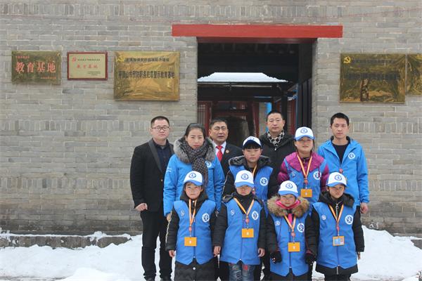 1517298503119585.jpg 新华小记者参观犯罪警示基地.jpg