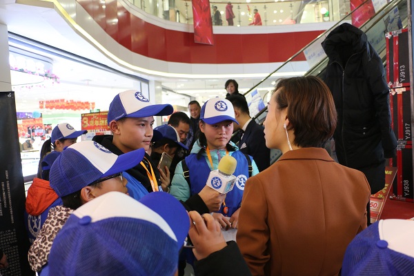 1517298558790924.jpg 新华小记者体验采访郑州电视台主持人.JPG