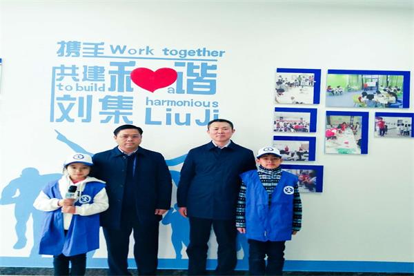 1517298631384747.jpg 图为:新华小记者刘集镇党委常务书记李恒刘集镇党委副书记、镇长周国富合影.jpg