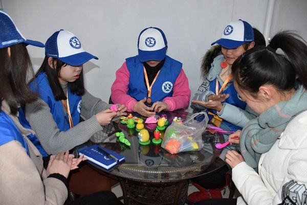 图为：新华小记者在志愿者的带领下学习彩陶制作.jpg