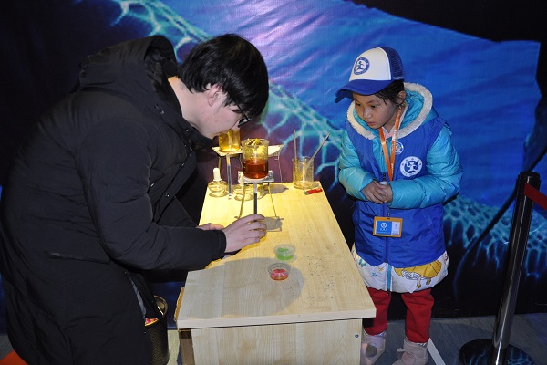 1517562046971786.jpg 图为琥珀制作师为新华小记者介绍.JPG