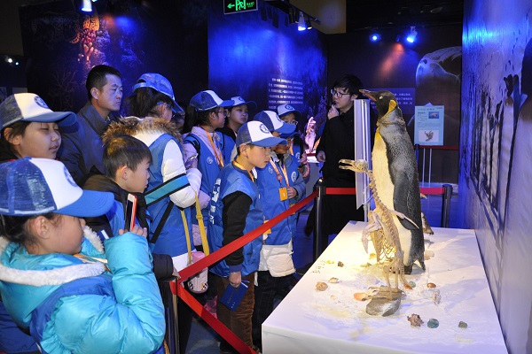 1517562051487550.jpg 图为讲解员为新华小记者讲解.JPG