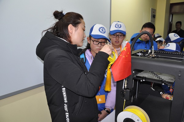 1517562055119275.jpg 图为新华小记了解3D打印.JPG