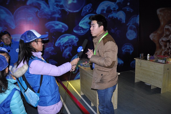 1517562060985901.jpg 图为新华小记者采访讲解员.JPG