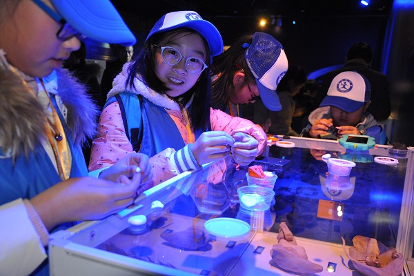 1517562067107747.jpg 图为新华小记者制作琥珀.JPG