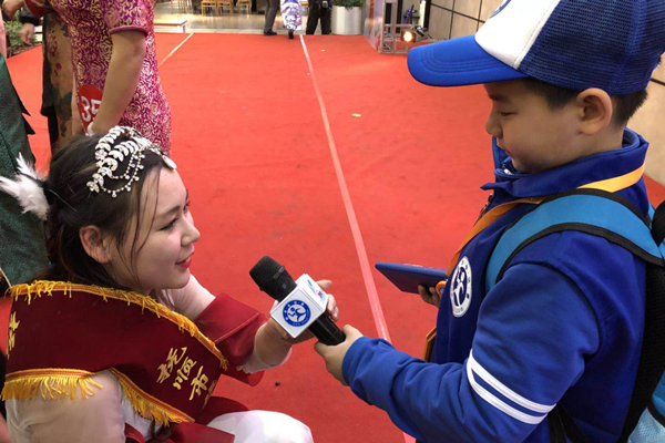 1517562171209607.jpg 图为抚顺市旗袍文化大使杨俣馨接受新华小记者何昕暘采访.jpg