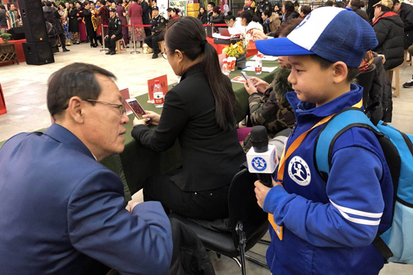 1517562210387931.jpg 图为抚顺市文联副主席李涛接受新华小记者何昕暘采访.jpg