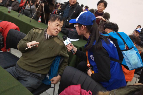 1517562229522664.jpg 图为辽宁省公益书画家协会主席 张兆林接受新华小记者赵紫涵采访.jpg