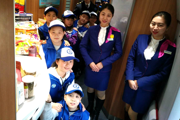 1517811730111744.jpg 图为新华小记者与乘务员合影1.jpg