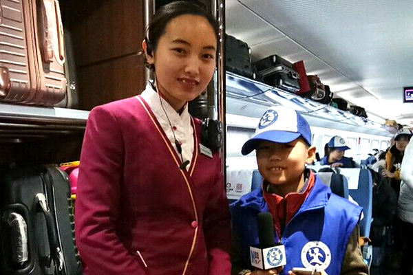 1517811740486130.jpg 图为新华小记者与乘务员合影2.jpg