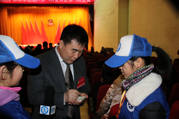 1517811886113672.jpg 图为莲池区政协委员为新华小记者书写寄语.JPG