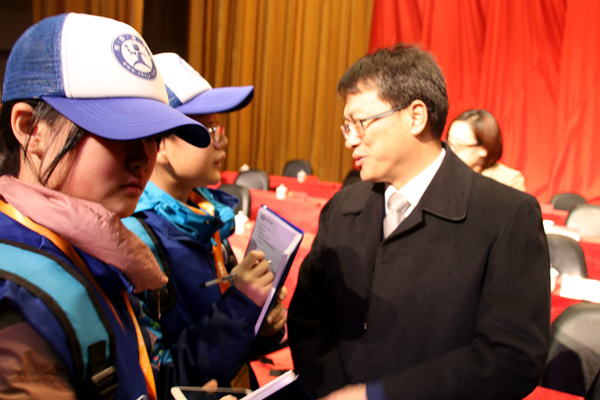 1517811891359444.jpg 图为新华小记者体验采访参会代表.JPG