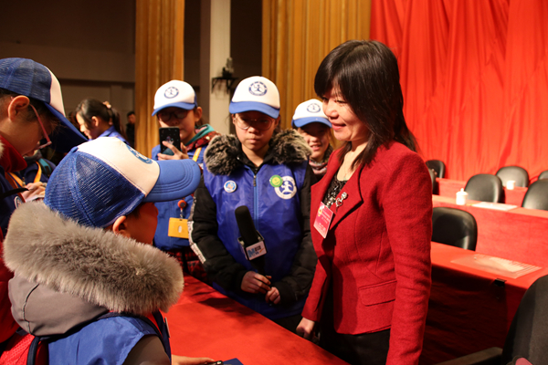 1517811897670736.jpg 图为新华小记者体验采访莲池区政协副主席苏倩.JPG