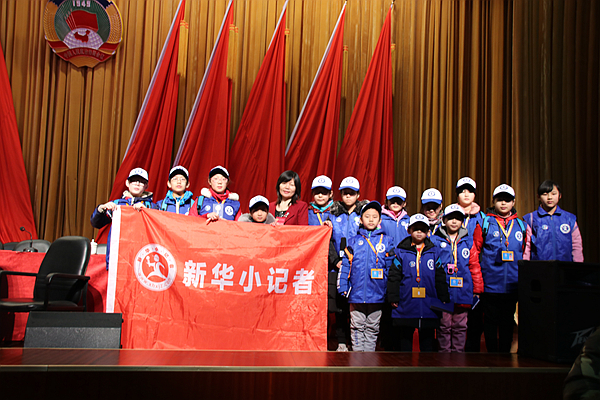 1517811905330139.jpg 图为活动合影.JPG