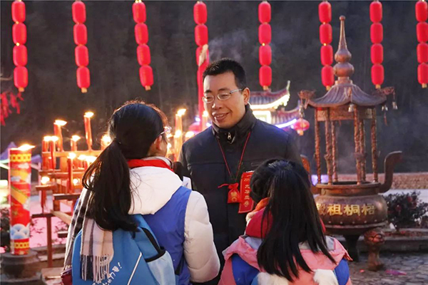 1517994900137645.jpg 新华小记者采访民俗学者.jpg