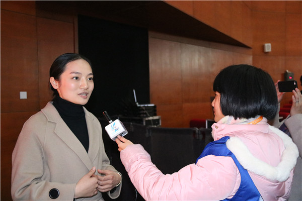 新华小记者体验采访温州市笙玥艺术中心校长胡海虹.JPG