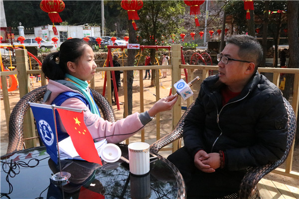 新华小记者体验采访瑞安市硬笔书法家协会主席.JPG