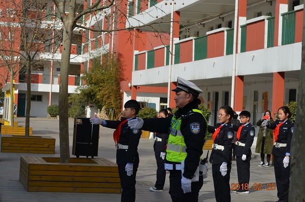 2图为：郑州市交警一大队教官刘洋教小记者交通指挥手势.JPG