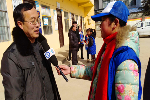 图为新华小记者体验采访驻村第一书记邓进林1.jpg