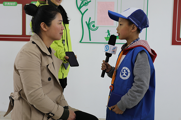 图为新华小记者采访上海李杨农业合作社负责人李翠.JPG