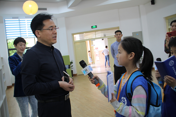 上海新纪元武义双语学校校长周宏接受新华小记者的采访.png