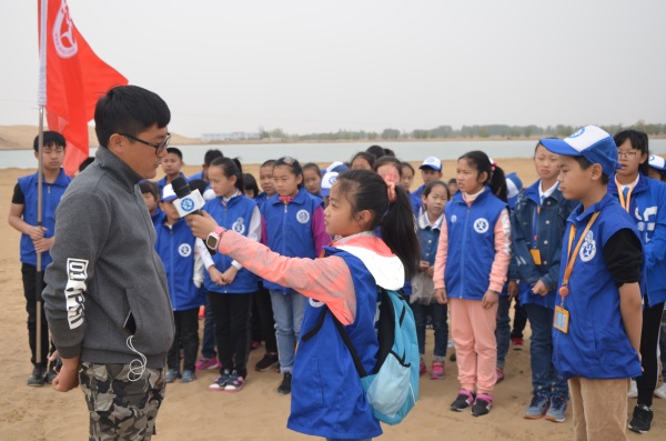 沙漠旅游区的负责人接受新华小记者采访.JPG