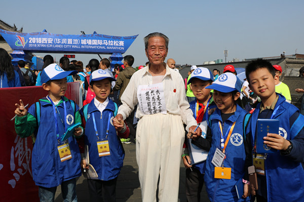 新华小记者与88岁高龄的马拉松参赛者刘振生爷爷.JPG