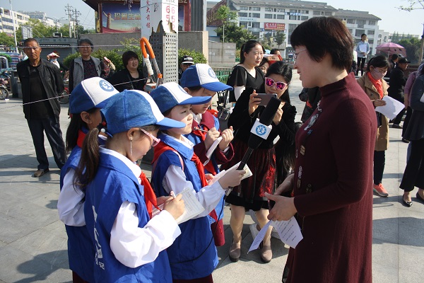 新华小记者现场采访临泉县城关街道第一中心校副校长柳杰.JPG
