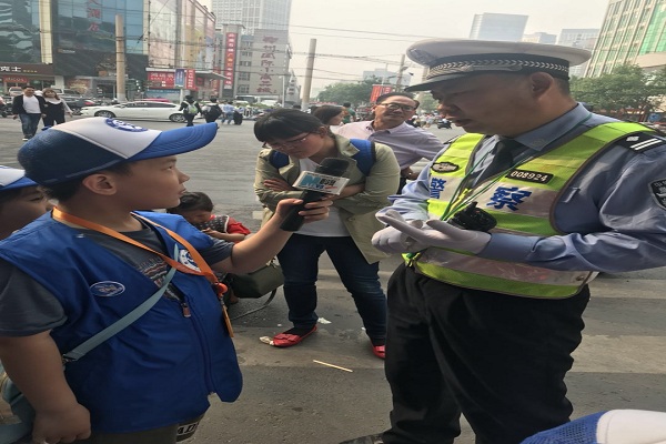 新华小记者体验采访交警三大队中队长王扬.jpg