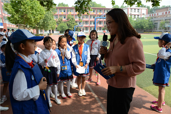 图为：新华小记者体验采访巨龙小学副校长潘惠芝.JPG