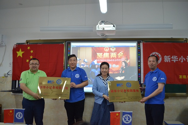 二七区滨河花园实验小学校长冯治波(左,二七区罗沟小学校长董玲(右)